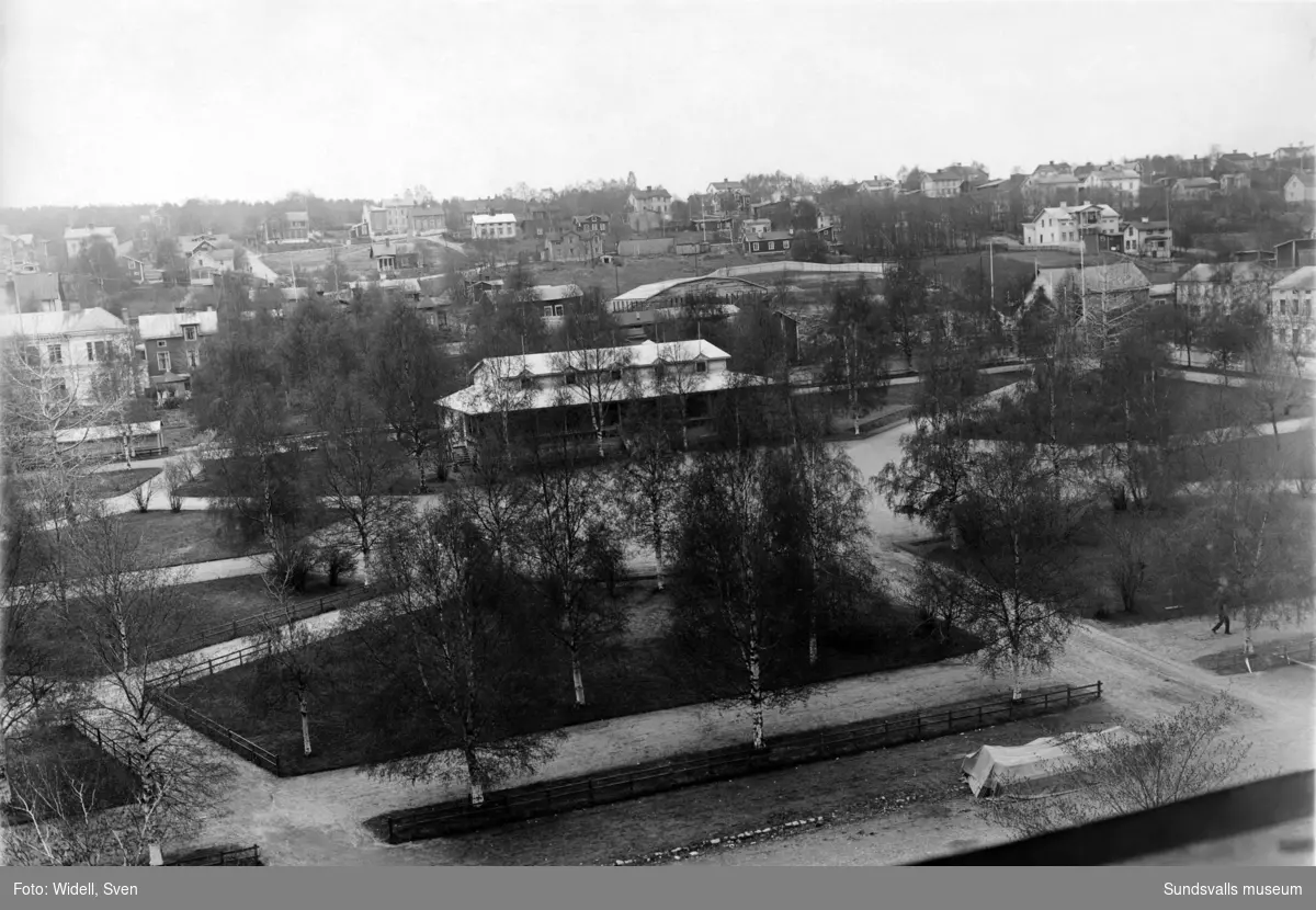 En svit bilder som visar mässområdet för Sundsvallsutställningen 1928. Bild 1. Maskinhallen på Läroverksplanen. Bild 2. Automobilutställningshallen (i vinkel mot maskinhallen). Bild 3. Interiör av maskinhallen. Bild 4. Restaurangen i skolparken (Handelsskolan till vänster). Bild 5. Restaurangen (se föregående bild). Bild 6. G A-skolans gymnastikhus (användes som mässhall). Bild 7. Nöjesfältet med utsiktstorn och ruschkanor. Bild 8. Viadukten över järnvägen mellan skolorna Läroverket och G A-skolan. Bild 9. Karta över utställningsområdet ur katalog.