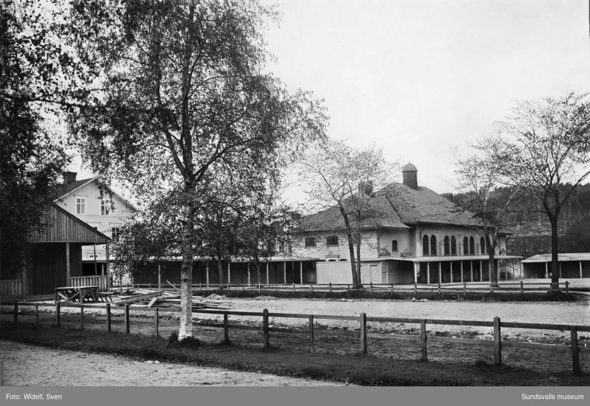 En svit bilder som visar mässområdet för Sundsvallsutställningen 1928. Bild 1. Maskinhallen på Läroverksplanen. Bild 2. Automobilutställningshallen (i vinkel mot maskinhallen). Bild 3. Interiör av maskinhallen. Bild 4. Restaurangen i skolparken (Handelsskolan till vänster). Bild 5. Restaurangen (se föregående bild). Bild 6. G A-skolans gymnastikhus (användes som mässhall). Bild 7. Nöjesfältet med utsiktstorn och ruschkanor. Bild 8. Viadukten över järnvägen mellan skolorna Läroverket och G A-skolan. Bild 9. Karta över utställningsområdet ur katalog.