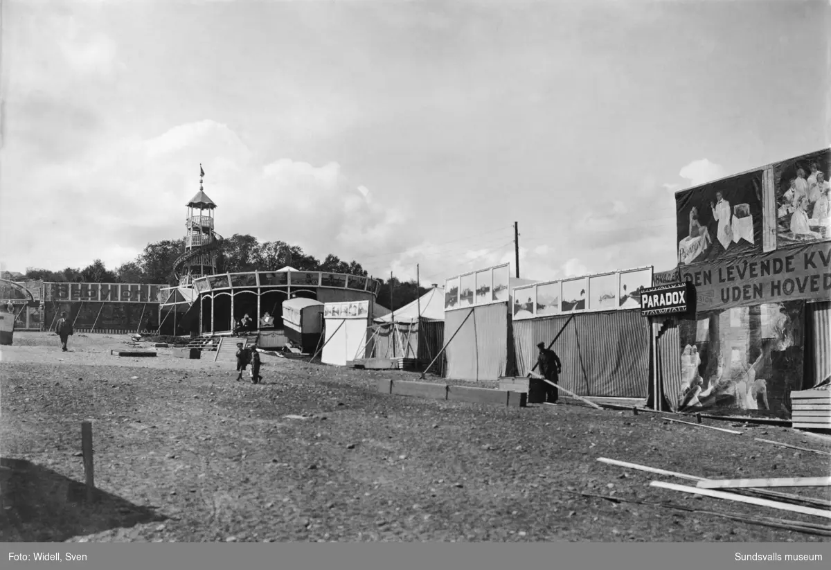 En svit bilder som visar mässområdet för Sundsvallsutställningen 1928. Bild 1. Maskinhallen på Läroverksplanen. Bild 2. Automobilutställningshallen (i vinkel mot maskinhallen). Bild 3. Interiör av maskinhallen. Bild 4. Restaurangen i skolparken (Handelsskolan till vänster). Bild 5. Restaurangen (se föregående bild). Bild 6. G A-skolans gymnastikhus (användes som mässhall). Bild 7. Nöjesfältet med utsiktstorn och ruschkanor. Bild 8. Viadukten över järnvägen mellan skolorna Läroverket och G A-skolan. Bild 9. Karta över utställningsområdet ur katalog.