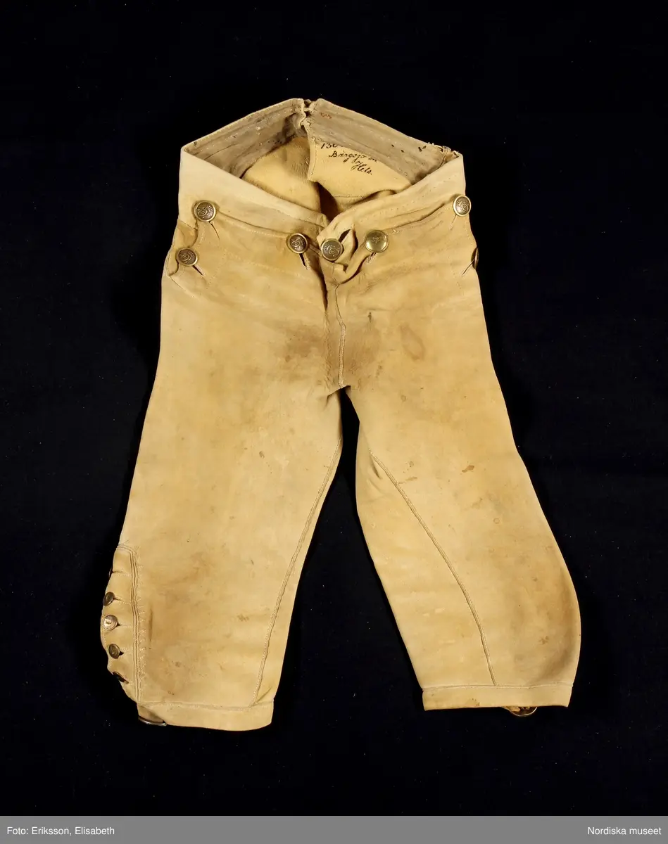 Bilaga: brev före förvärv från säljaren: "ett par älgskinnsbyxor ca 150 år men för mycket utslitna för att kunna sändas, men nu finns ej sämskskinn i här i Helsingland och ingen sämskskinnsmakare, skall jag låta en skräddare förfärdiga ett par af vadmal?"

Troligen är det dessa byxor som sedan sändes till museet.