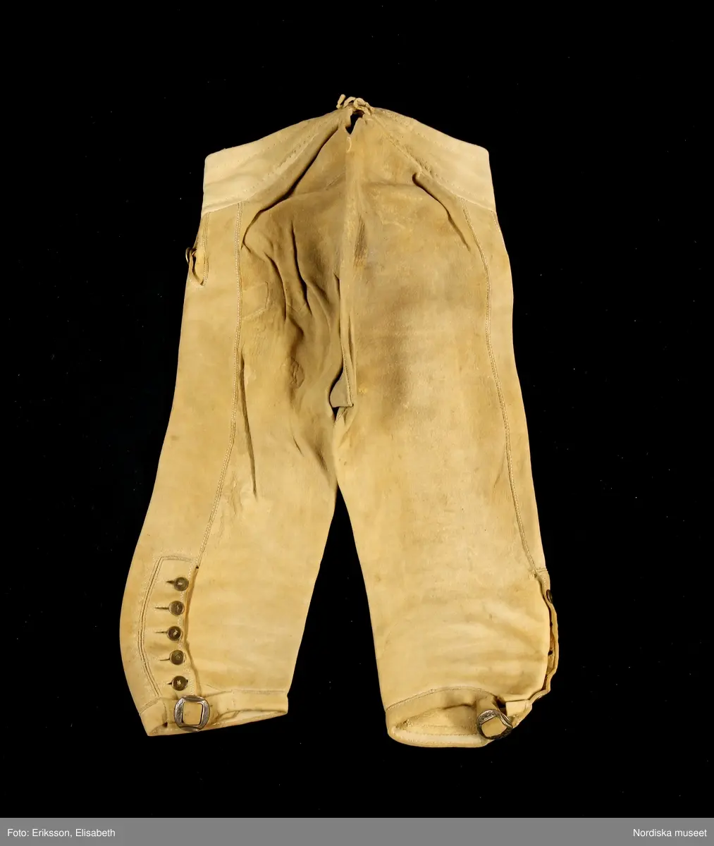 Bilaga: brev före förvärv från säljaren: "ett par älgskinnsbyxor ca 150 år men för mycket utslitna för att kunna sändas, men nu finns ej sämskskinn i här i Helsingland och ingen sämskskinnsmakare, skall jag låta en skräddare förfärdiga ett par af vadmal?"

Troligen är det dessa byxor som sedan sändes till museet.