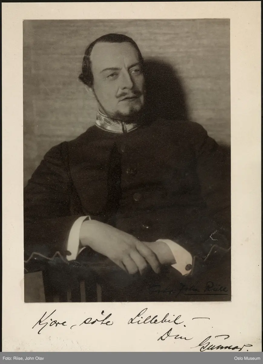 portrett, mann, skuespiller, rollebilde, sittende halvfigur, kostyme