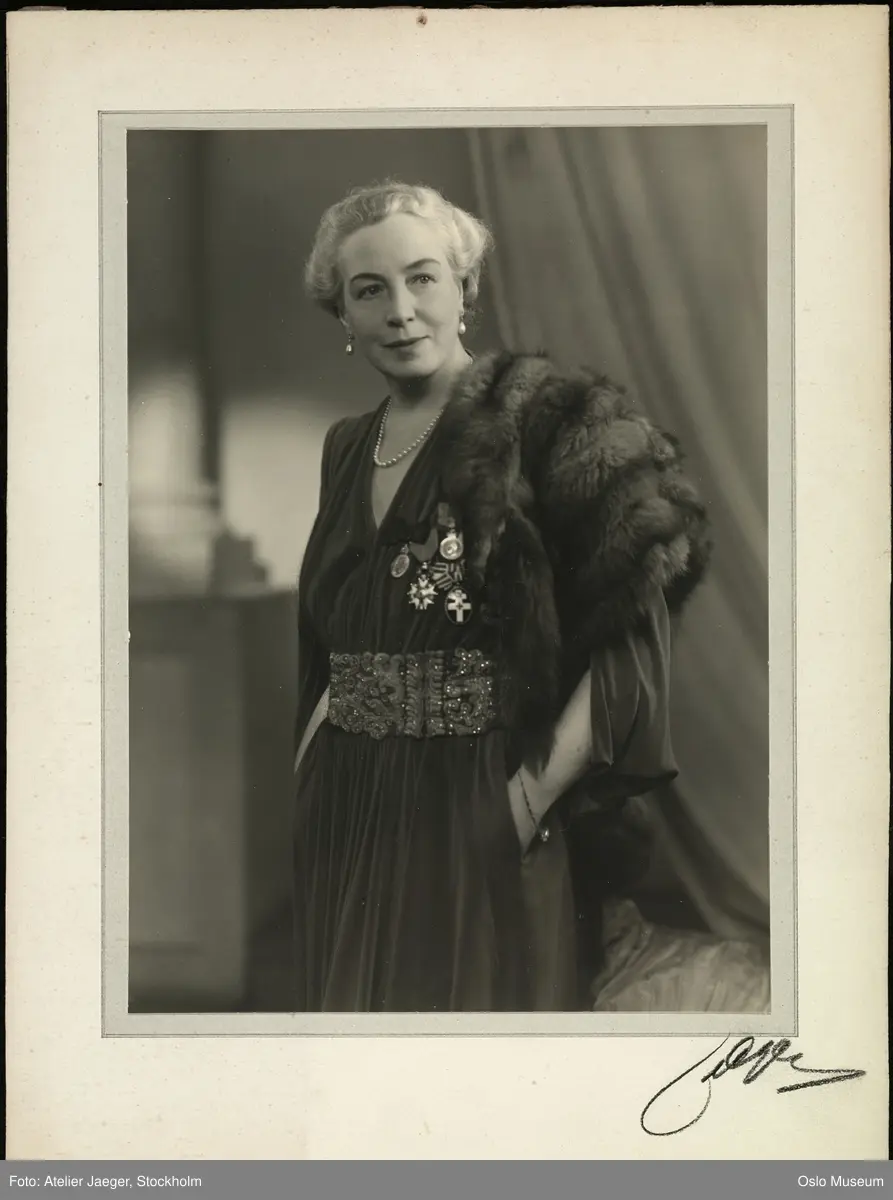 portrett, kvinne, skuespillerinne, teatersjef, stående halvfigur, ordener