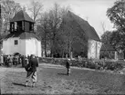 Upplands fornminnesförening besöker Skederids kyrka