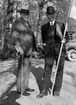 Bibliotekarie Oskar Lundberg och okänd man på Upplands fornminnesförenings våruflykt, sannolikt Skederids socken