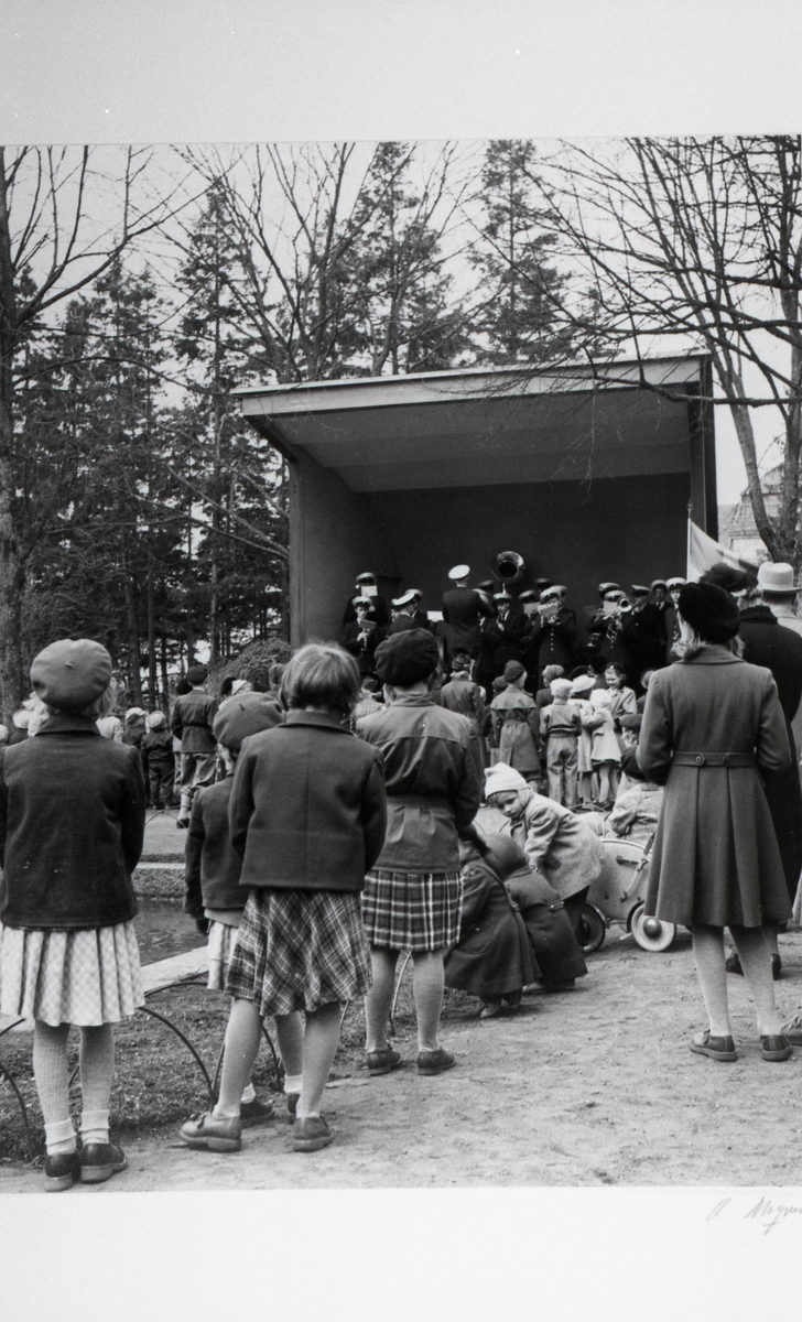 "På morgonen den 1 maj" (Planteringsförbundets park). Från utställningen "Falköping i bild" 1952.