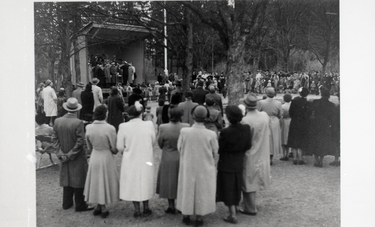 "Sköna maj välkommen ..." (valborgsmässoafton i Planteringsförbundets park). Från utställningen "Falköping i bild" 1952.
