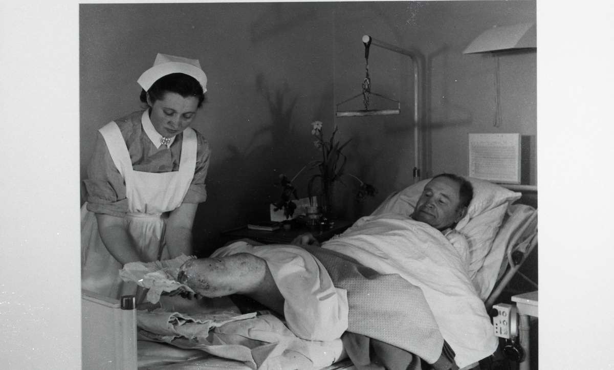 "Omläggning av amputerat ben".
(Benet förlorat vid sprängningsolycka). Från utställningen "Falköping i bild" 1952.