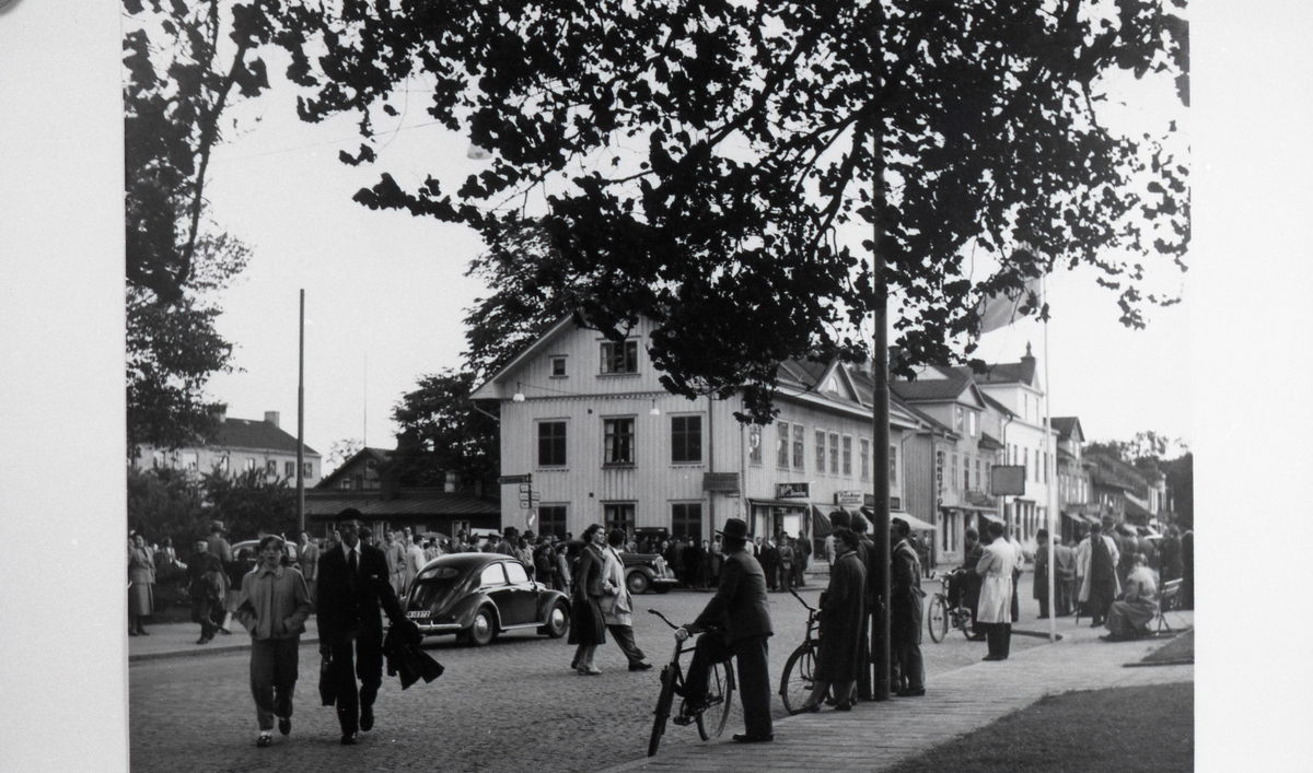 "Söndagstrafik vid centralen".
(Järnvägsgatan - S:t Sigfridsgatan). Från utställningen "Falköping i bild" 1952.