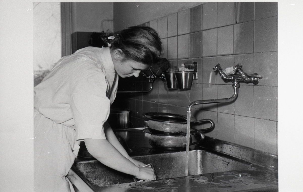 "Sjukvårdsbiträdets vardag". Från utställningen "Falköping i bild" 1952.