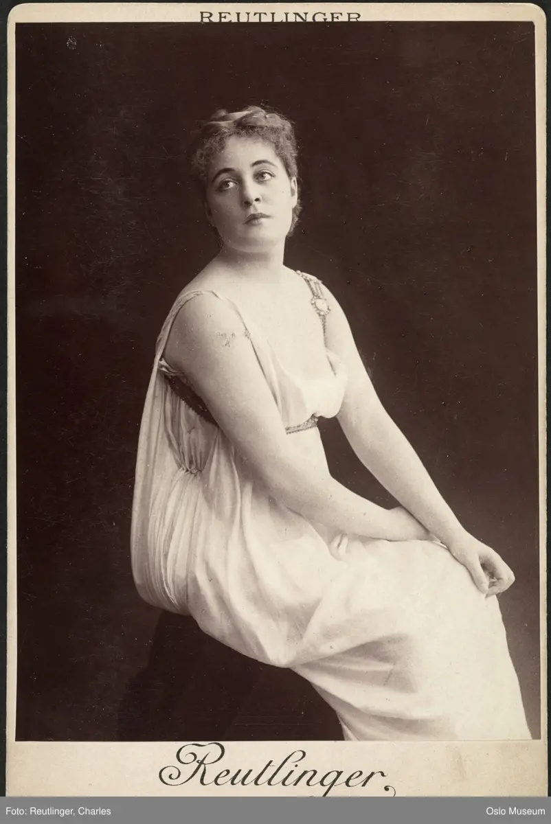 portrett, kvinne, operasangerinne, rollebilde, sittende knefigur, kostyme