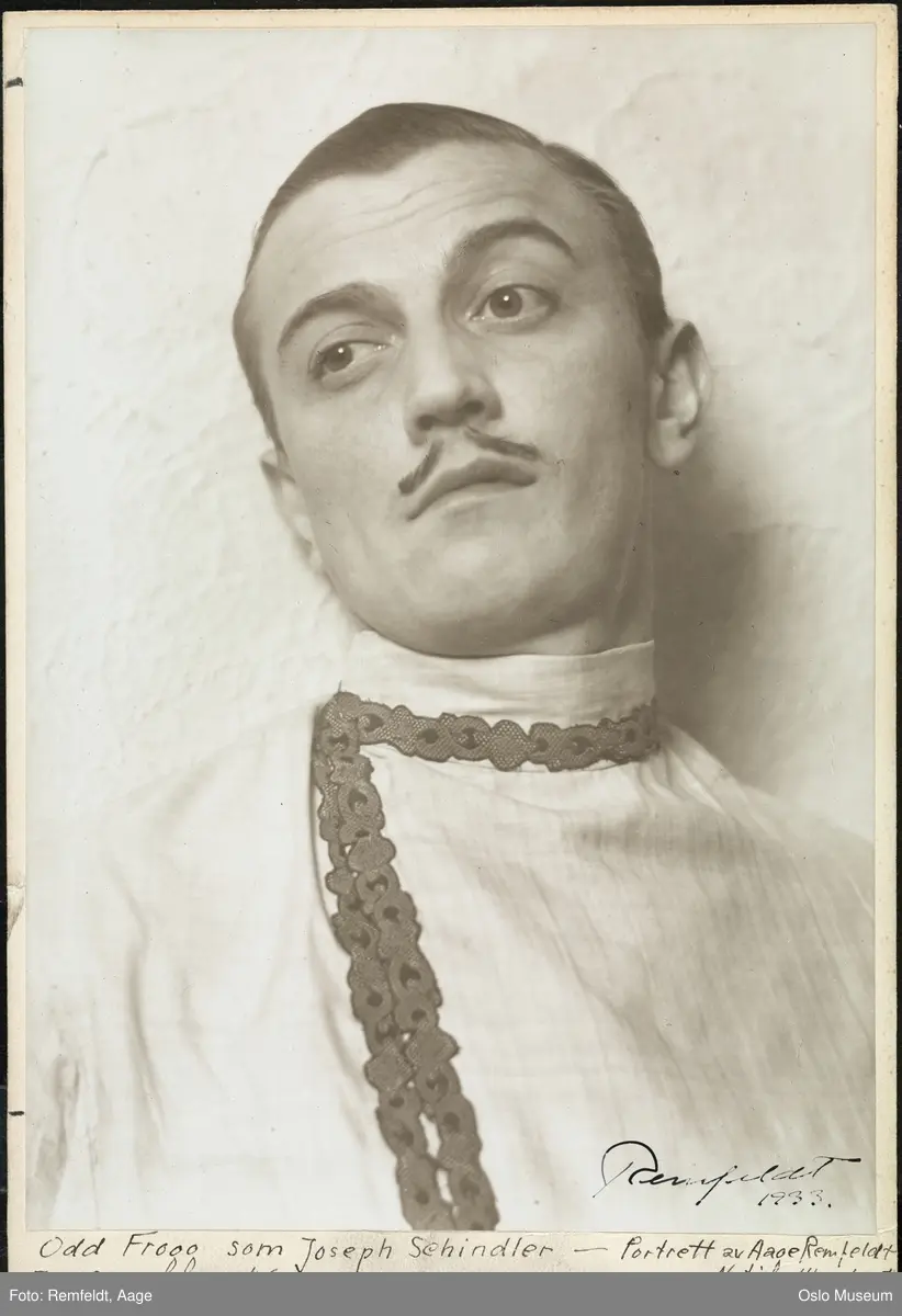 portrett, mann, skuespiller, rollebilde, Joseph Schinder i "Siste par ut" på Nationaltheatret, brystbilde, kostyme