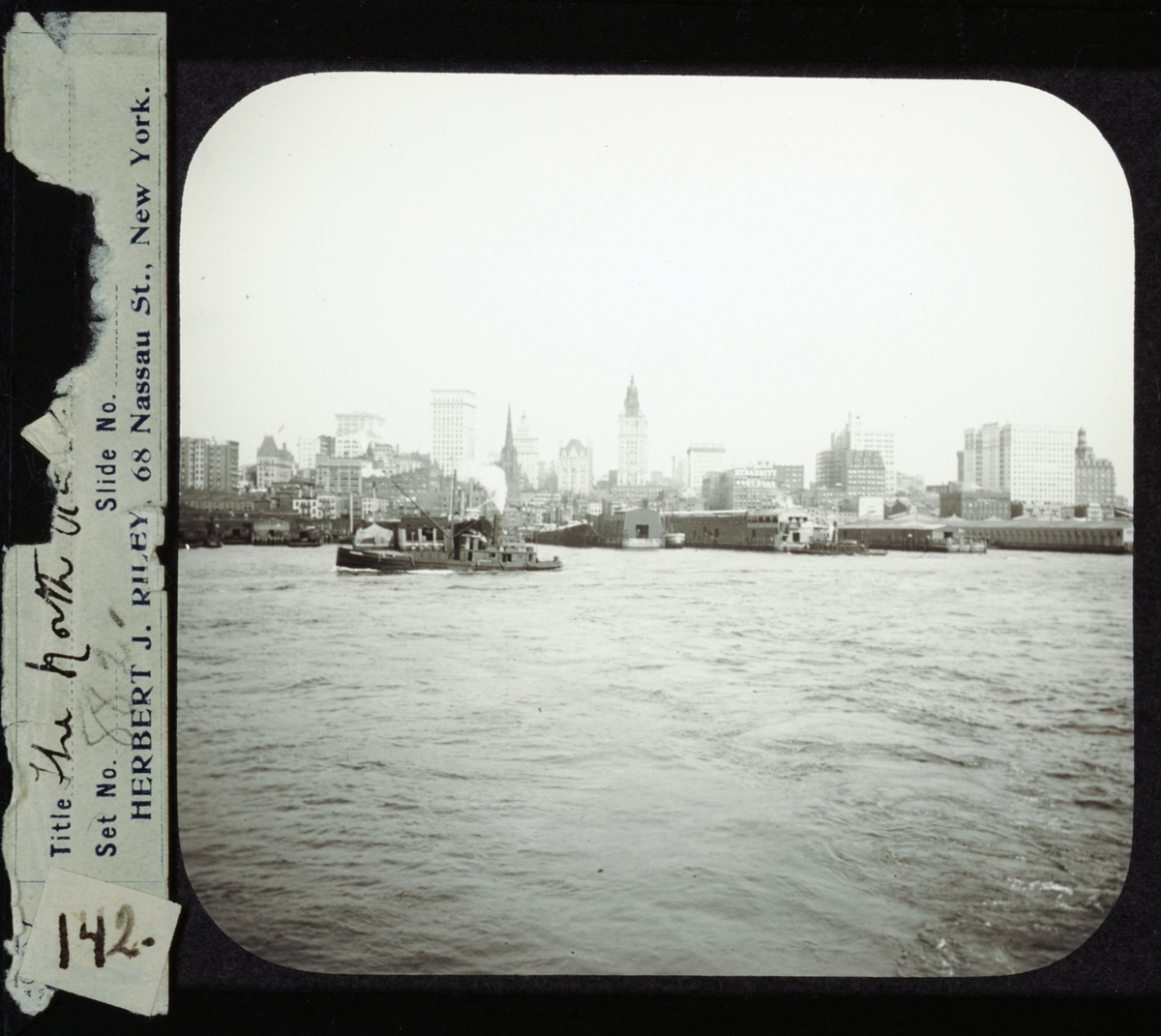 En av bilderna ur "Set No.882 - siffran är handskriven - föreställer New Yorks skyskrapor och hamnmagasin fotograferade från North River.