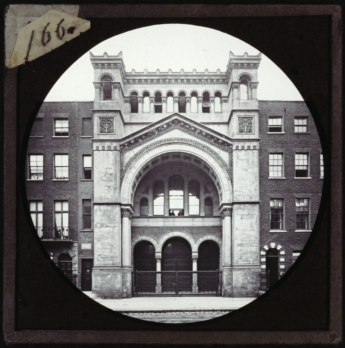 "Scioptikoniska Bilderna Förevisas af Oscar, Wilhelm, August Mullin".
Skioptikonföreläsningserie. "353 The Jewsl Synagogue, Upper Berkeley-street".