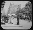 Skioptikonbild. London. Vy ifrån Piccadilly mot hotellet Walsingham House Hotel. Byggnaden revs 1905 och ersattes av Ritz Hotel.