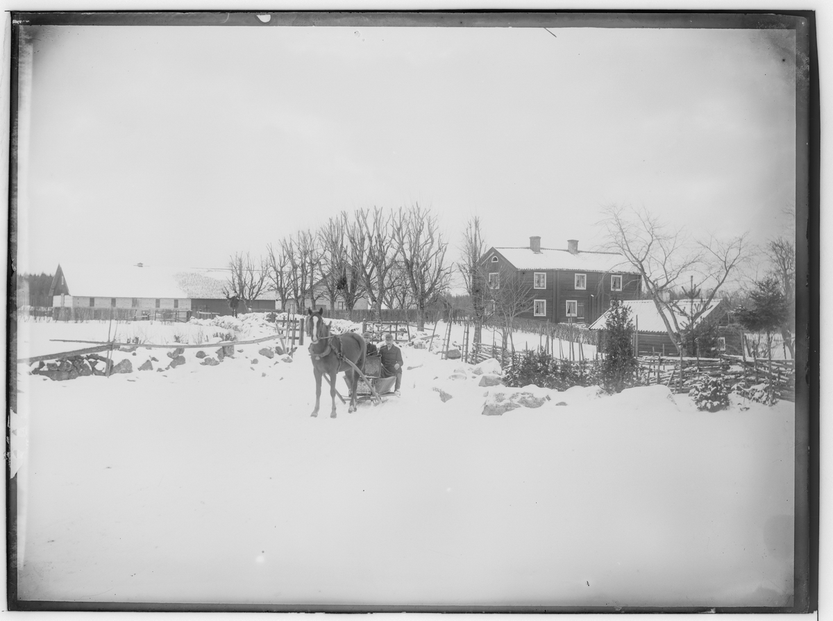 Byggnader, hästskjuts.
C.G. Carlsson
