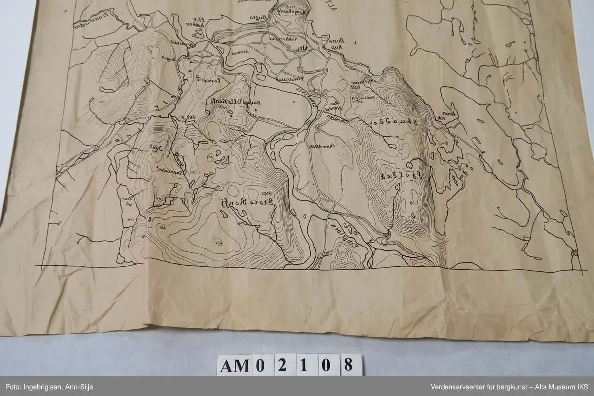 Kopi av rektangelkart 1:50.000 (speilvendt) over Alta (området mellom Kåfjord og Kronstad). På baksiden er det tegnet inn sonesirkler.