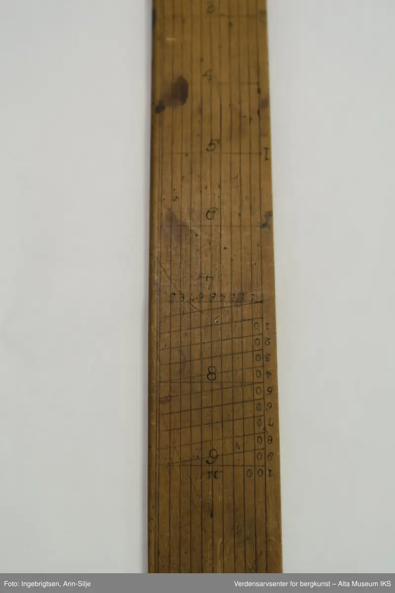 Trestav som er formet som en linjal eller regnestav. Günterstaven er en regnestav brukt til å beregne posisjon ved astronomisk navigasjon. Det er en logaritmisk regnestav for navigasjon.