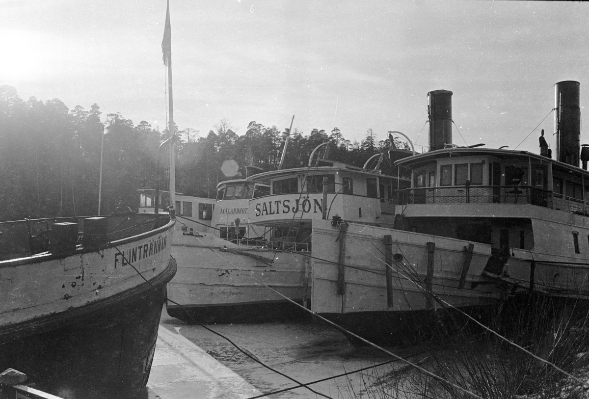 Skärgårdsbåtar vid Ekensbergs varv 1970. Vid Mörtviken mot Rävudden, närmast ÖSTANÅ I och SALTSJÖN, i bakgrunden DROTTNINGHOLM (ex VALKYRIAN) och MÄLARDROTT (ex GRISSLAN). T v transportpråmen, f d bogserbåten FLINTRÄNNAN.