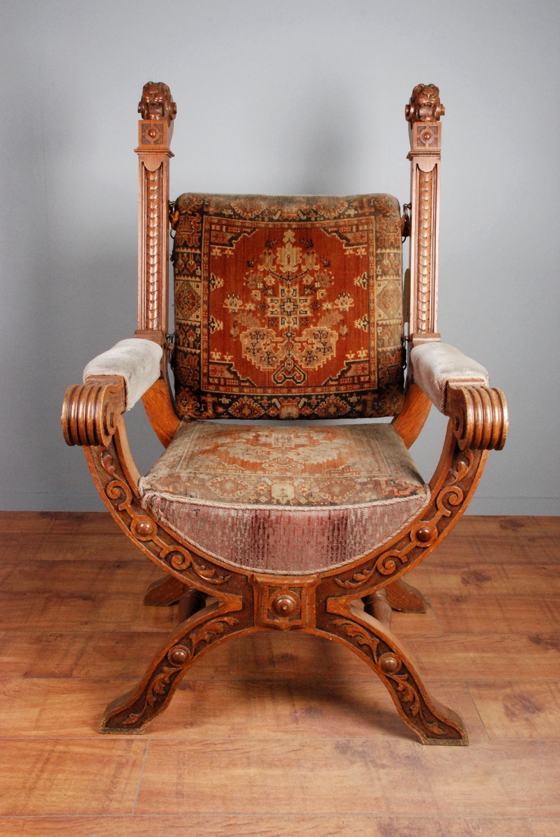 "Løvehoder, akantus, volutter, og tekstilene er inspirert av norske ruteåkler og orientalske tepper" Sitat reg.kort