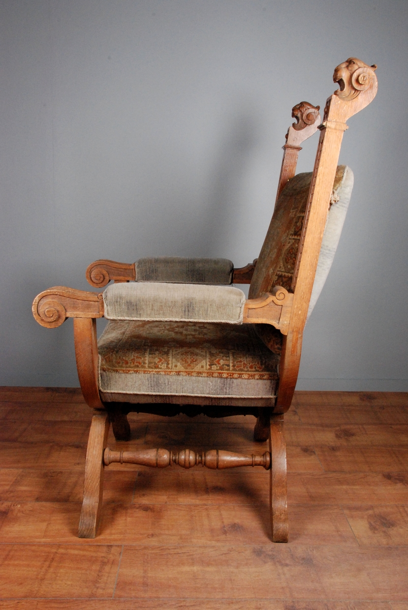 "Løvehoder, akantus, volutter, og tekstilene er inspirert av norske ruteåkler og orientalske tepper" Sitat reg.kort