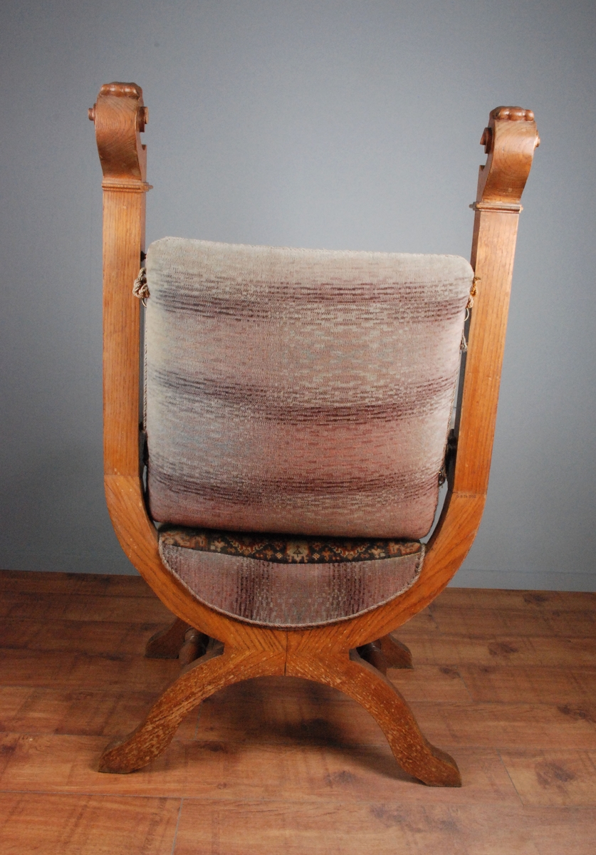 "Løvehoder, akantus, volutter, og tekstilene er inspirert av norske ruteåkler og orientalske tepper" Sitat reg.kort