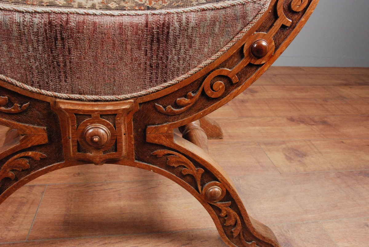 "Løvehoder, akantus, volutter, og tekstilene er inspirert av norske ruteåkler og orientalske tepper" Sitat reg.kort