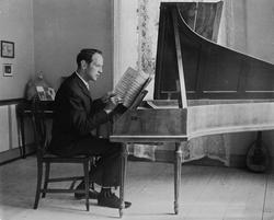 Johan Voigt ved et hammerklaver av Johan Stein. Bildet er ta