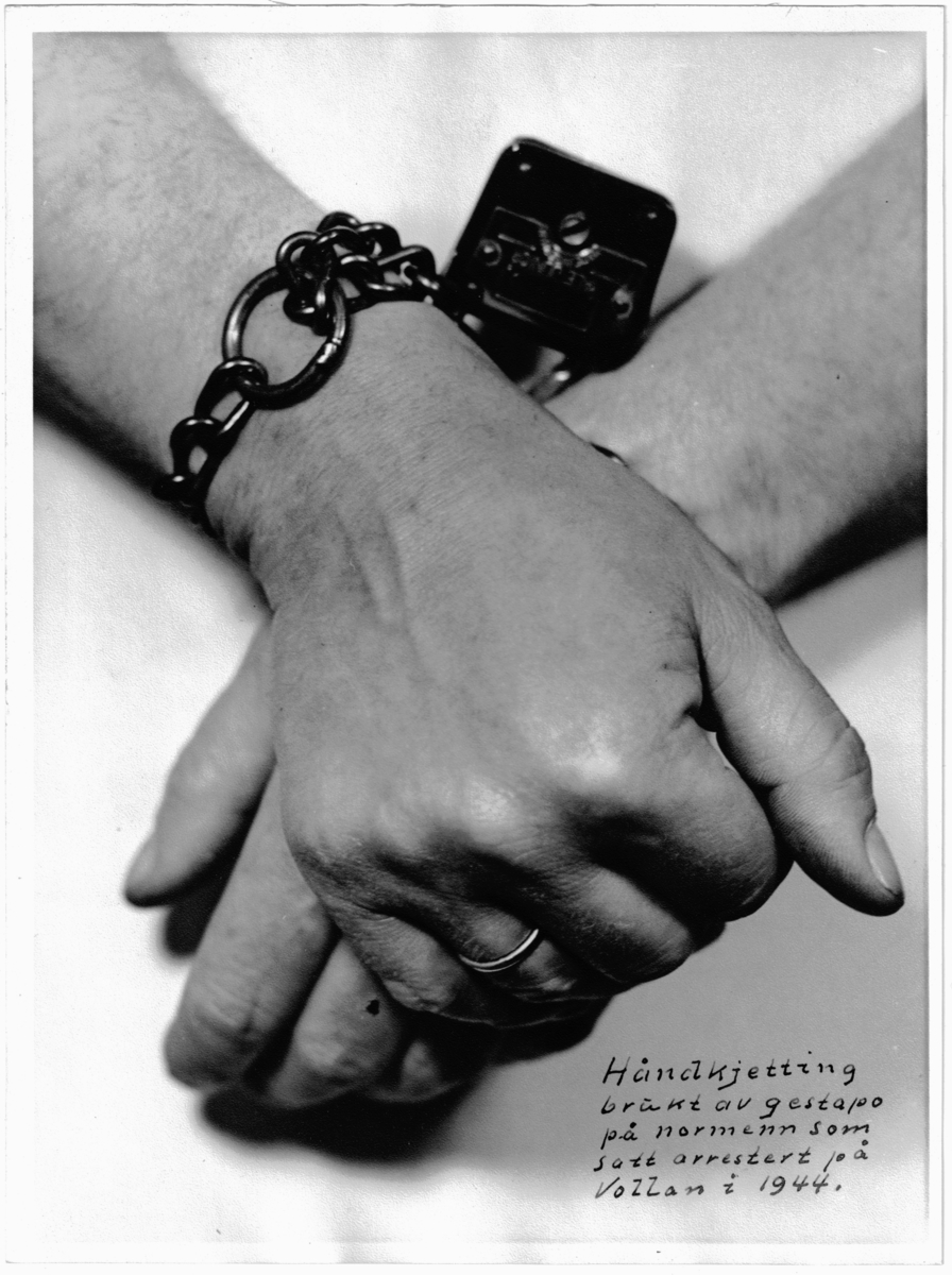 Lenke med lås. Det følger med et illustrasjonsfoto som viser hvordan jernet ble brukt og en tekst.