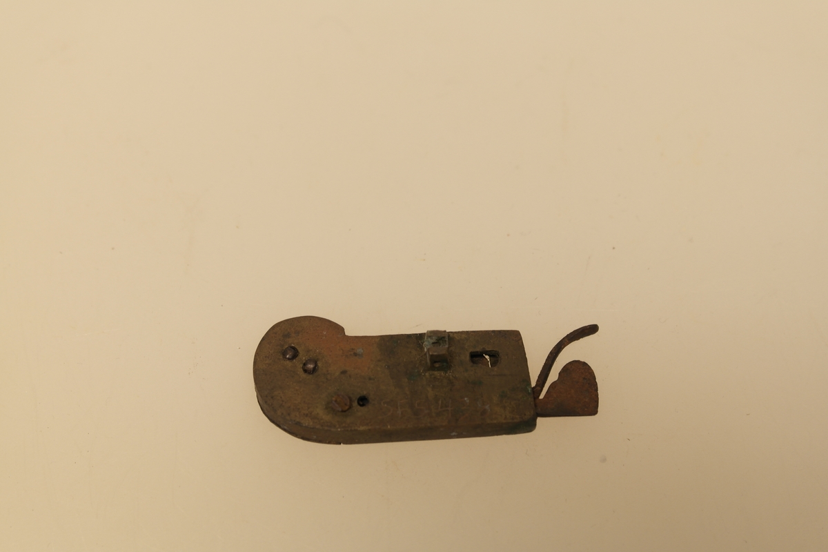 Sneppert (a) med eske (b) til bruk ved årelating. 
A) Messingsneppert med jernblad.
B) Eske i skåret og pusset furu. Trukket med svart lær utenpå og velour inni. Lukkes med en messinghempe. Skåret initialer i bunnen.