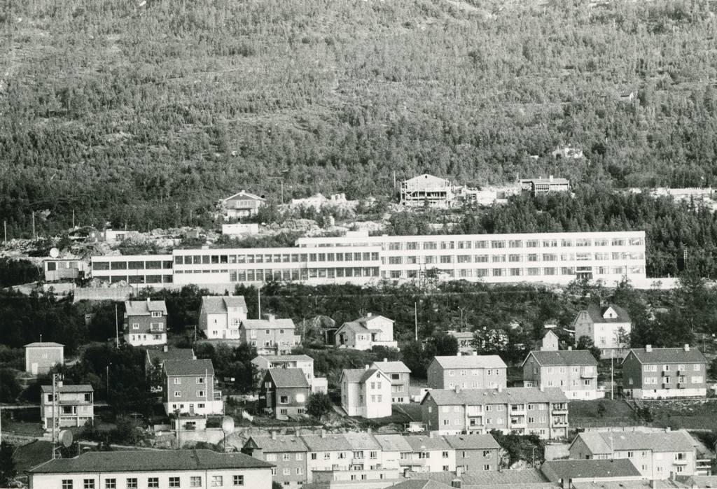 Narvik tekniske skole. . I bakgrunnen huset til rektor Kobberstad