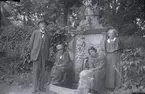 Från vänster Hugo Hammarskjöld, Carin Hammarskjöld, Otto Skutsch, Ika Hammarskjöld och möjligen Nina Hammarskjöld runt Peder Mikaelssonbrunnen vid Tuna gård.