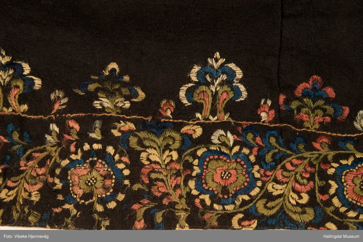Brodert hallingroser rett på stakken,  bord nederst