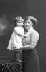 Fru Gertrud Widén, född Pettersson med dottern Maj, senare gift Alvares-Correa. Gertrud var gift med bryggeridirektören vid Westerås bryggeri AB, Joël Widén (1879.07.13  1955.11.09).