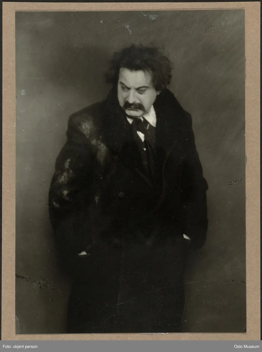 portrett, mann, skuespiller, rollebilde, Hjalmar Ekdal i "Vildanden" på Nationaltheatret, stående helfigur, kostyme