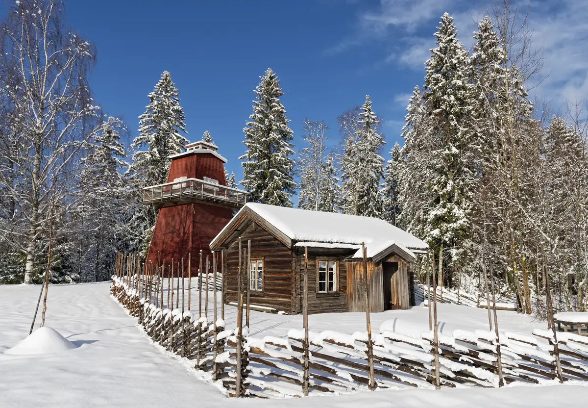 Skogvokterboligen og brannvakttårnet en vakker vinterdag.