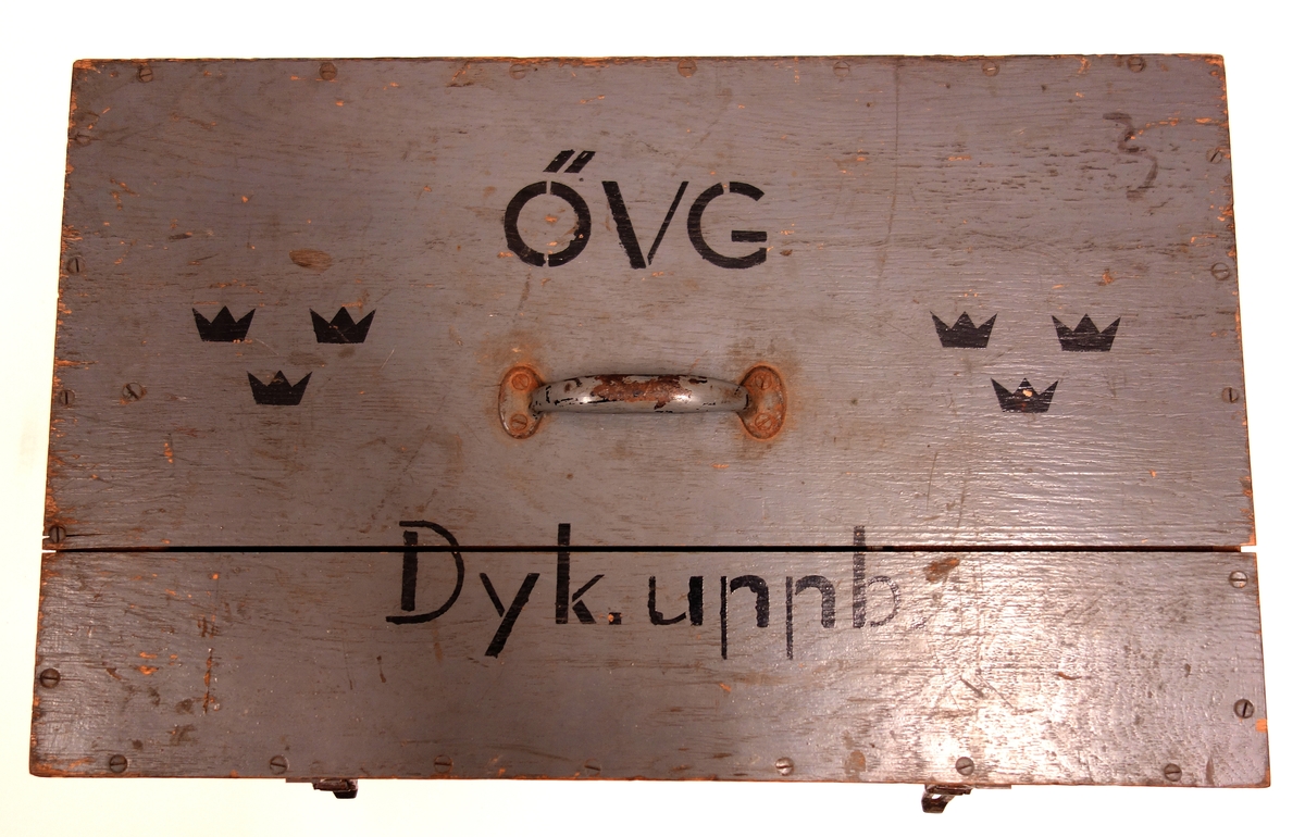 Verktygslåda/verkfat i trä. Lådans lock är märkt med "ÖVG Dyk . uppb.
Innehåller tätningsringar, packningar, verktyg och trasor.