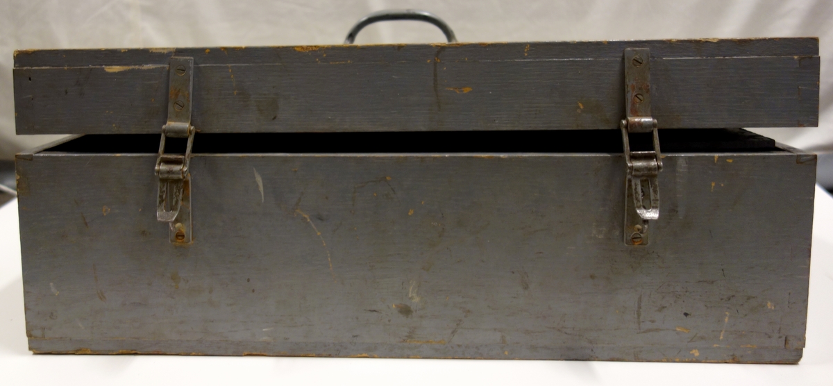 Verktygslåda/verkfat i trä. Lådans lock är märkt med "ÖVG Dyk . uppb.
Innehåller tätningsringar, packningar, verktyg och trasor.