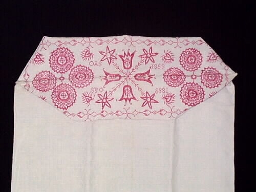 Örngott av ofärgat linne, broderat med hallandssöm.