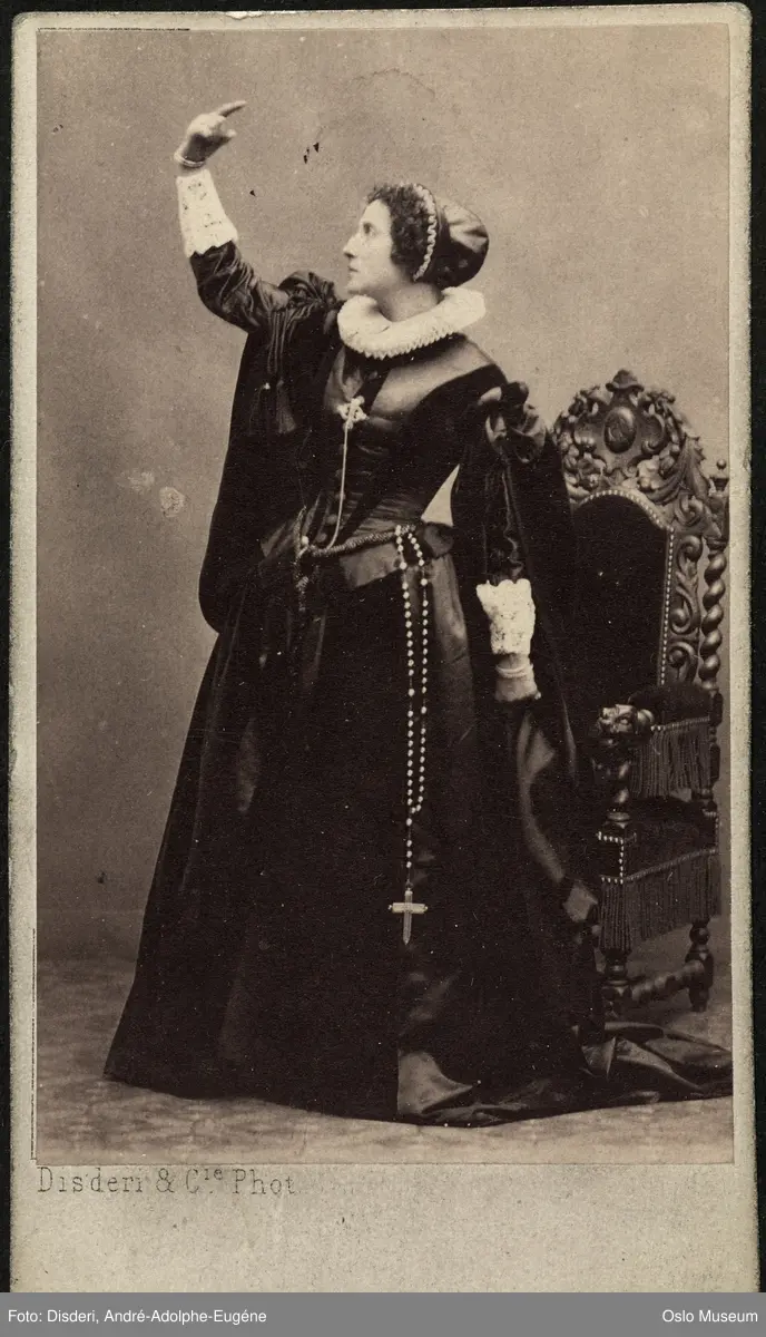 portrett, kvinne, skuespillerinne, rollebilde, tittelrollen i ""Maria Stuart", stående helfigur, kostyme