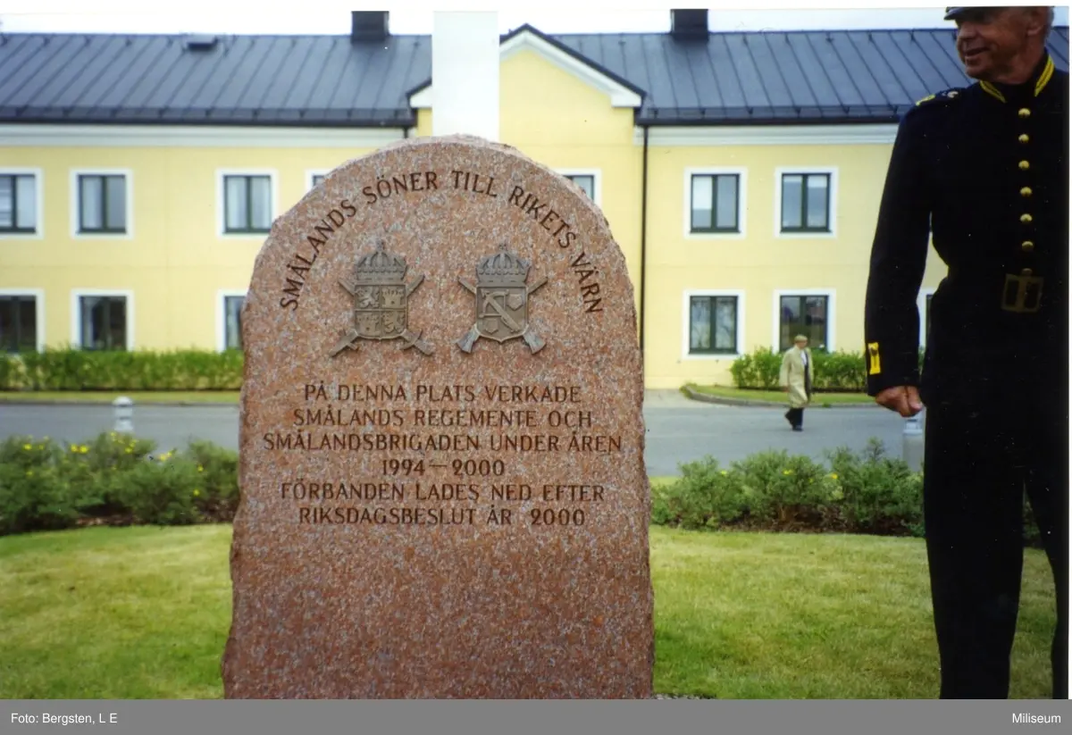 Nedläggning av I 12, Eksjö. Minnesstenen.
