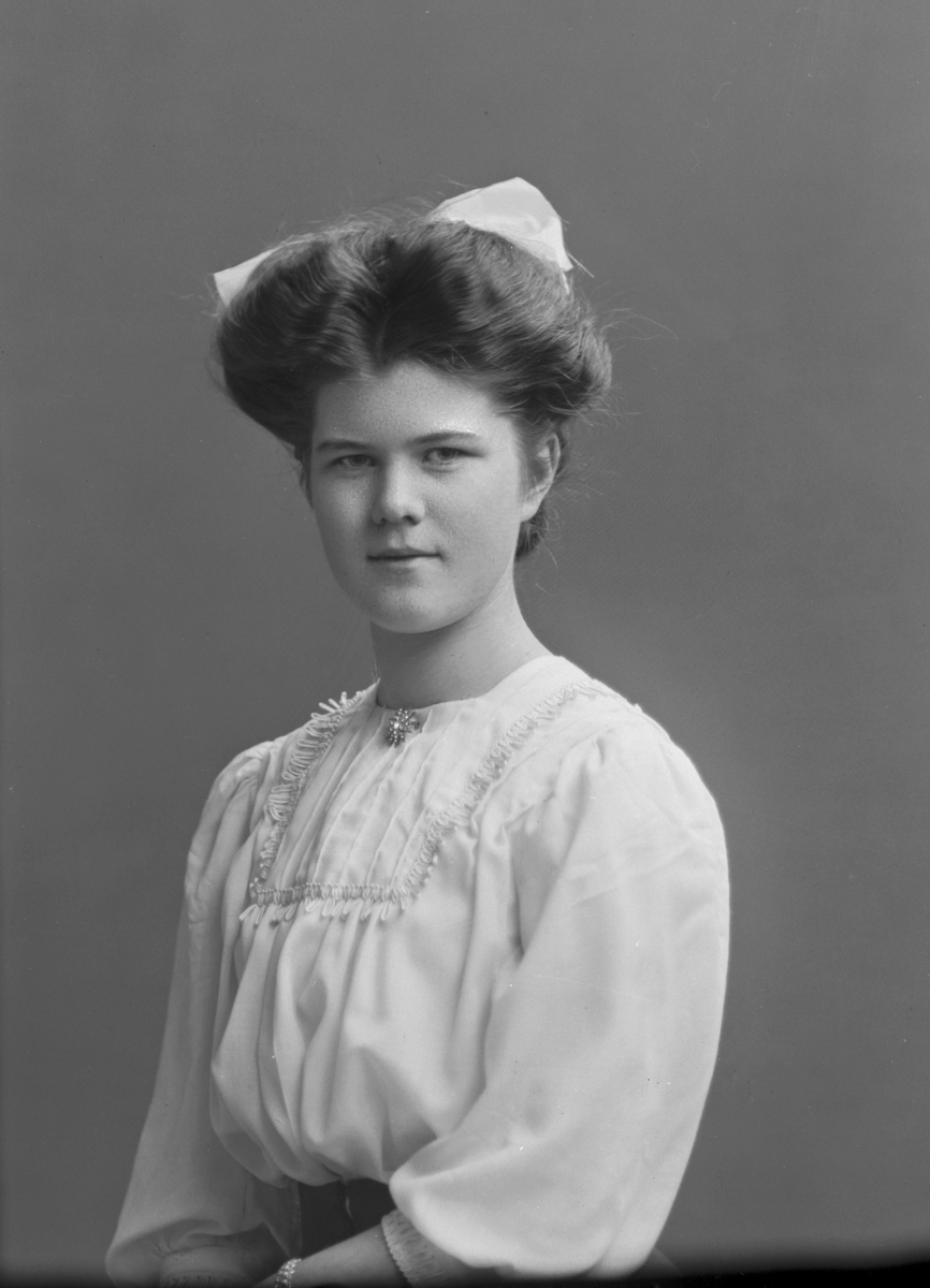 Porträtt från fotografen Maria Teschs ateljé i Linköping. 1910. Beställare: Aina Löwendahl.