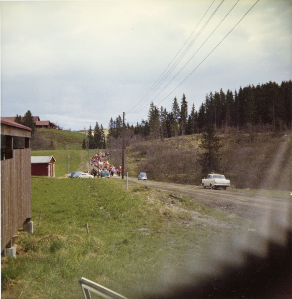 17. mai tog passerer gamle luteri på vei fra Gjerdrum kirke til Ask. Tatt ca. 1965