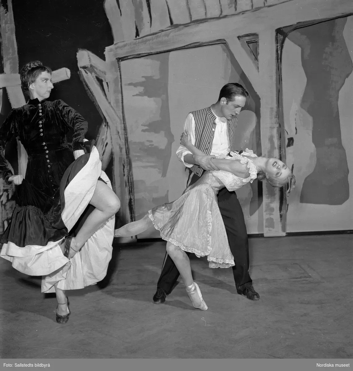 Dansaren och koreografen Birgit Cullberg tillsammans med Elsa-Marianne von Rosen och Julius Mengarelli i Fröken Julie på Södra Teatern, Riksteatern, februari 1950.