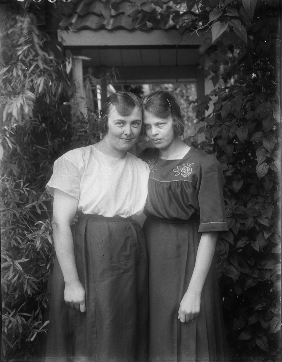 "Lisa Karlson och Elne Säv, Sevasta", Altuna socken, Uppland 1923