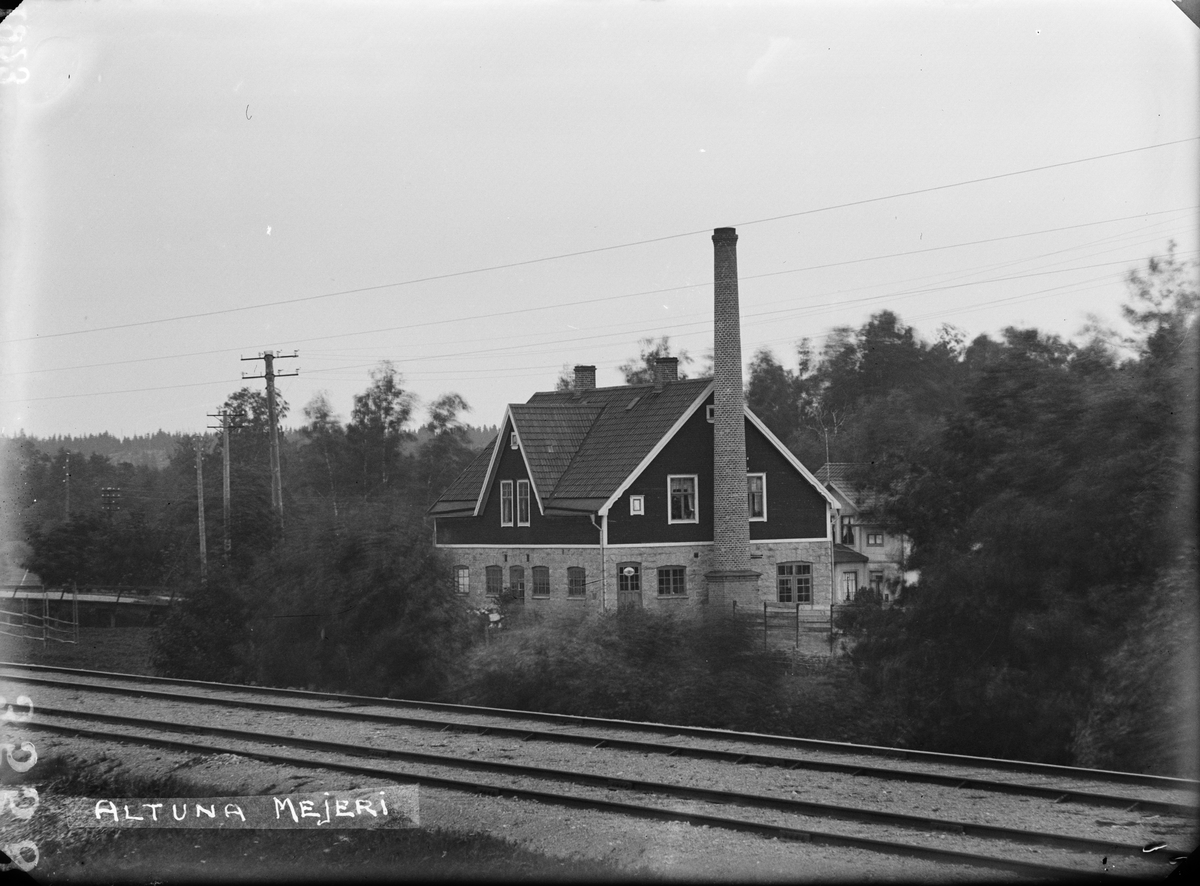 "Altuna mejeri från järnvägen", Altuna socken, Uppland 1923