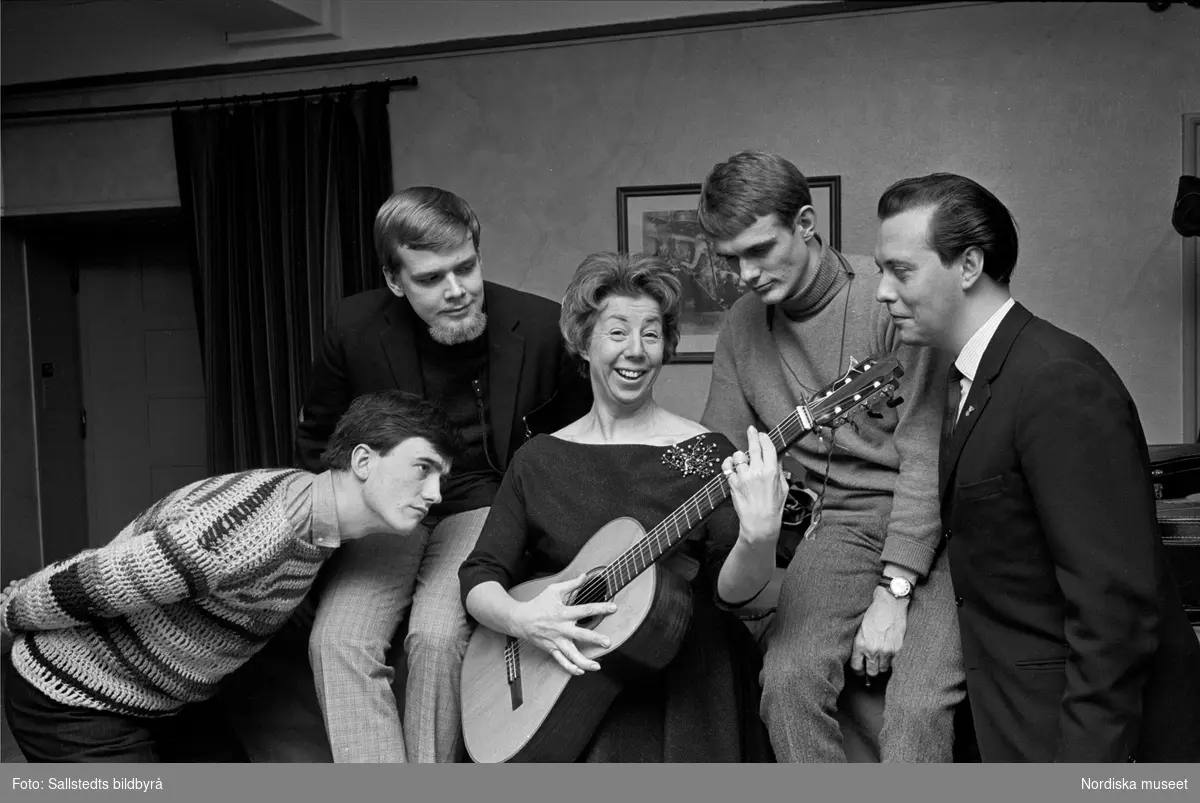 Artister från Vispråmen Storken uppträder på Konserthuset i Stockholm 1965. Från vänster Robert Broberg, okänd, Margareta Kjellberg, Torgny Björk och okänd.