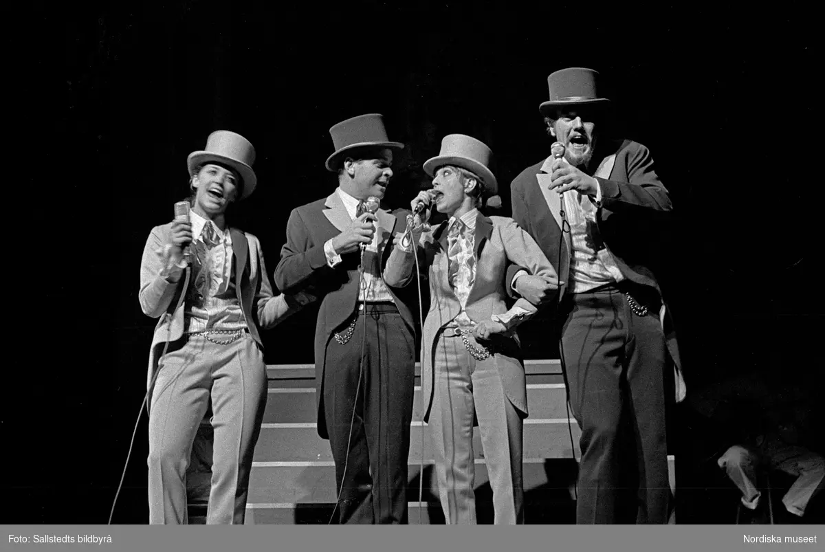 Svante Thuresson, Lasse Lönndahl, Siw Malmkvist och Barbro Lill-Babs Svensson. uppträder under namnet "Idolerna" på Berns, Stockholm.