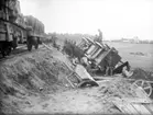 Järnvägsbygge Uppsalabanan. Bärgning av urspårat lokomotiv, Salnecke, Örsundsbro, Uppland, vy från väster, sannolikt 11 april 1911.