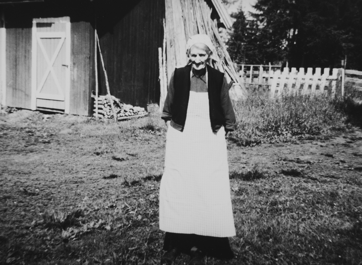 Jørgine Olsen, født  Jensen 1886-1968. Bildet er tatt i Grønlund, Ottestad, ca. 1960.